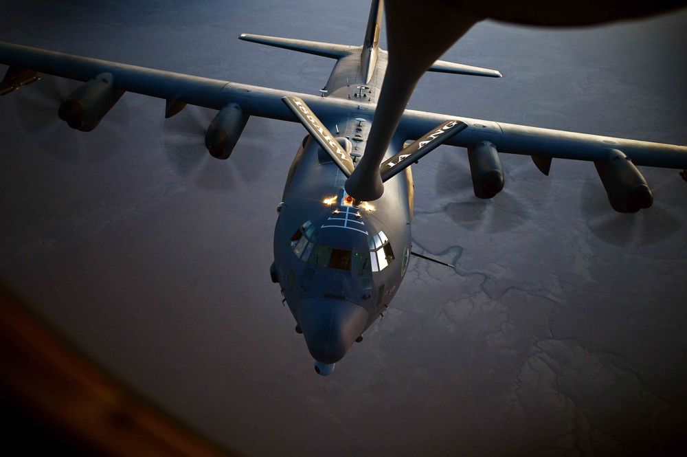 アメリカ空軍のガンシップ「AC-130」の画像。