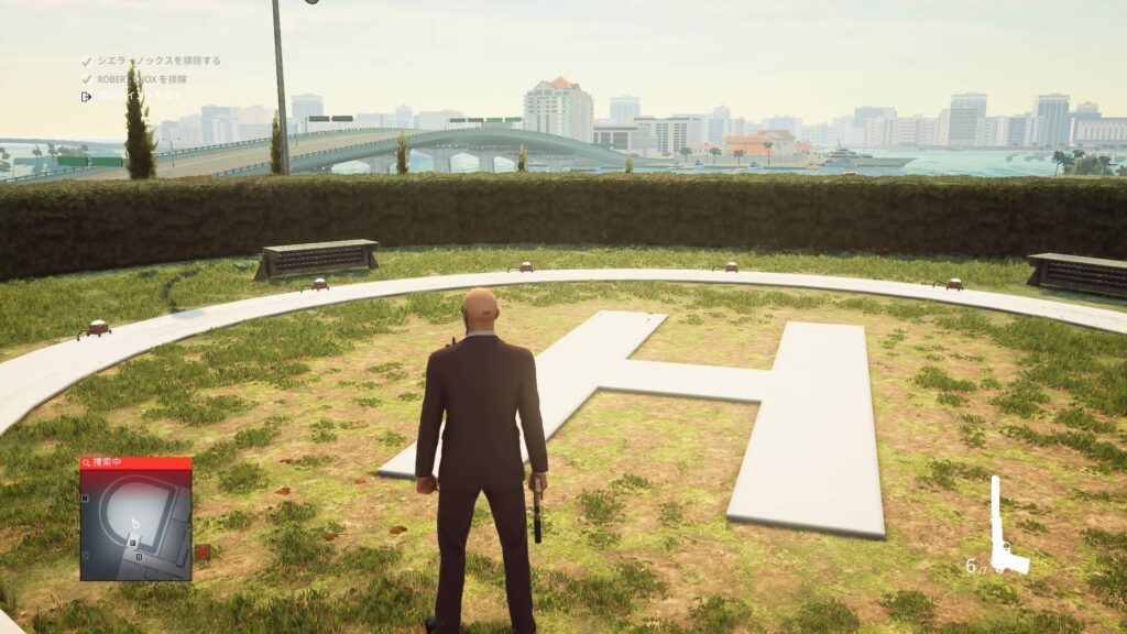 ヒットマン2のマイアミステージの画像。ヘリパッドで立ちすくむ47。